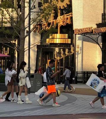 王思聰攜新女友吃火鍋，貼心夾菜引關注，女方清純撞臉章澤天