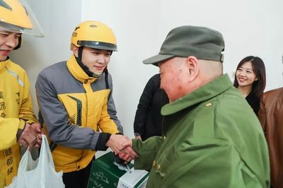 美團(tuán)騎手黨員 傳雷鋒精神，遞暖心服務(wù)